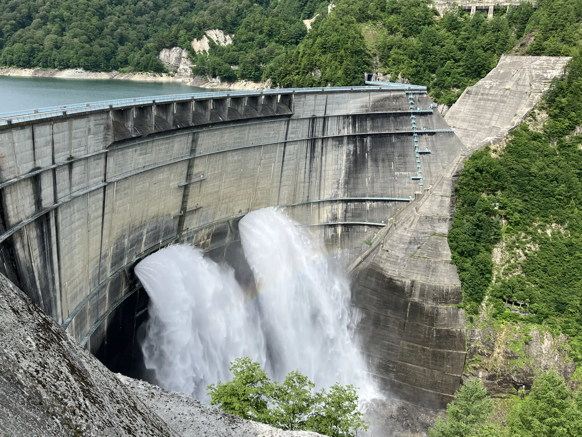 黒部ダムの観光放水