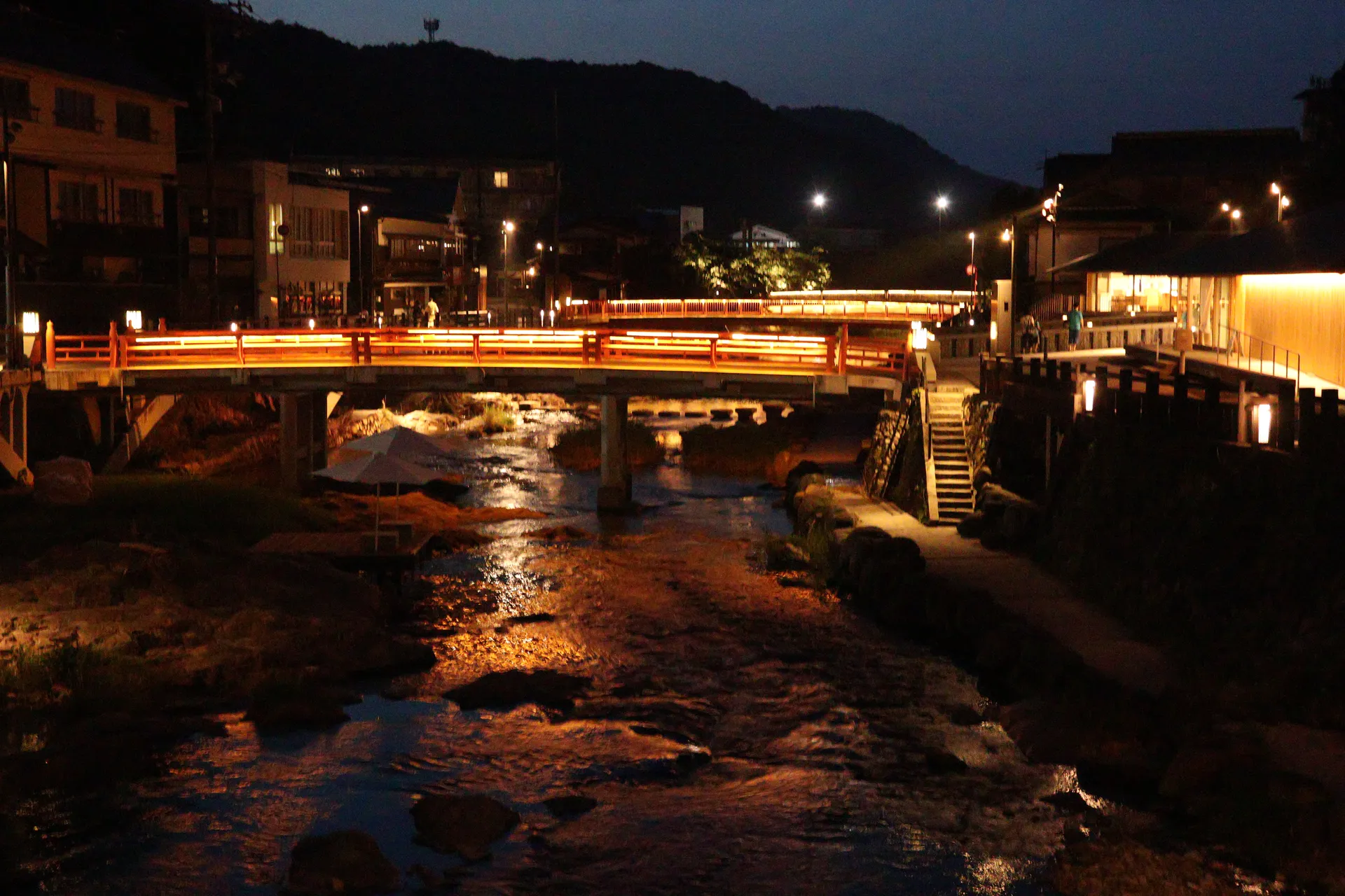 オレンジ色の街灯に照らされた夜の音信川