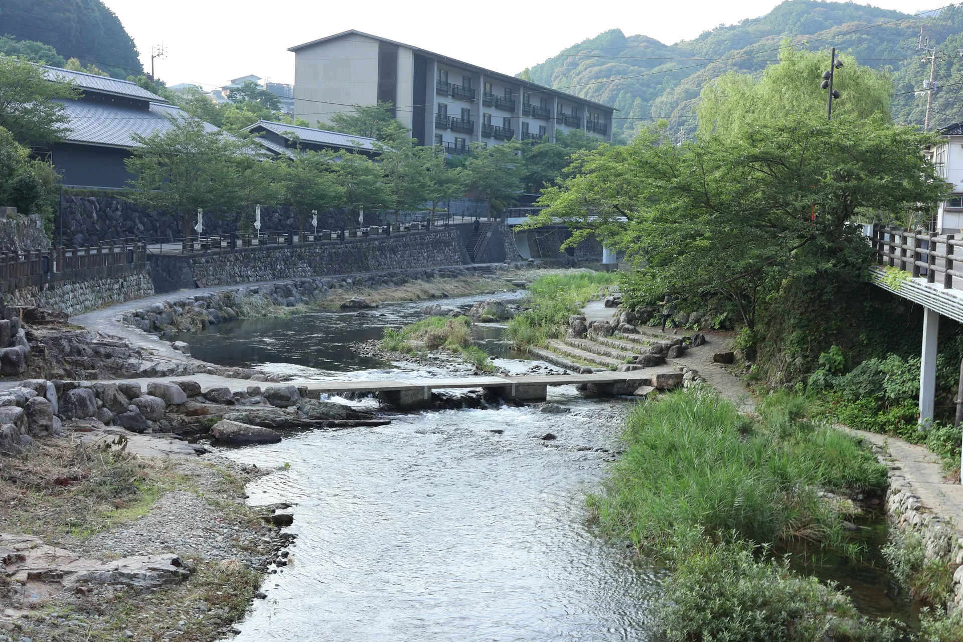 早朝の静かな長門湯本温泉街と音信川